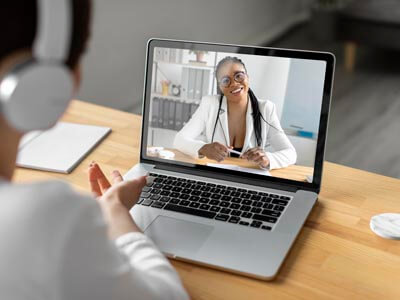 Médico iniciando teleconsulta pelo iMedicina