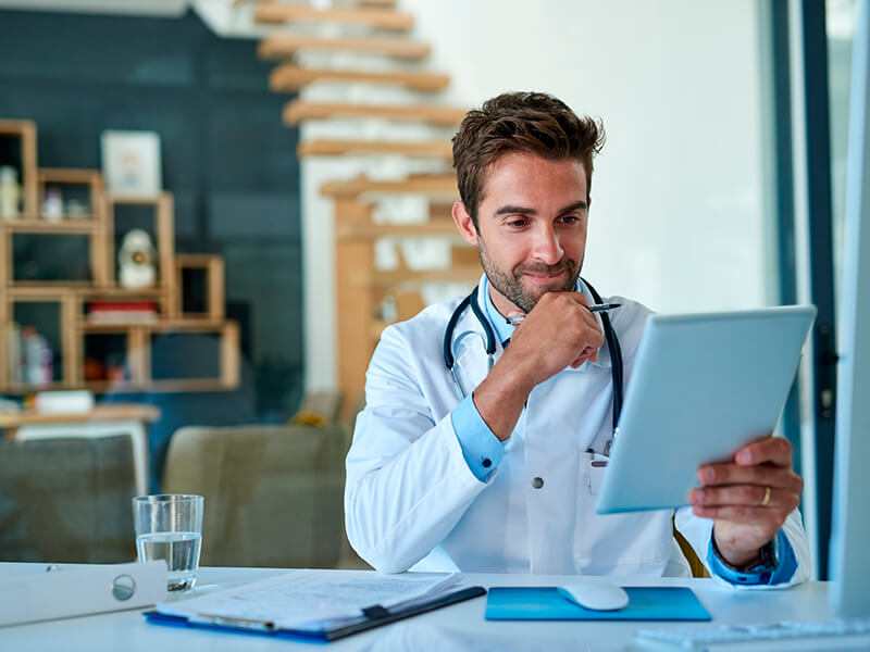 Médico recebendo paciente vindo do site