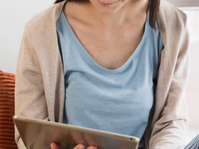Paciente lendo e-mail de confirmação da consulta