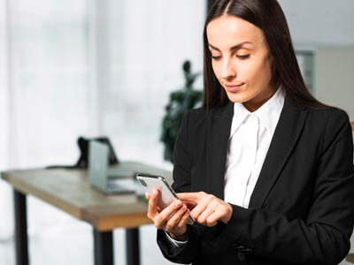 Recepcionista enviando mensagem pelo WhatsApp