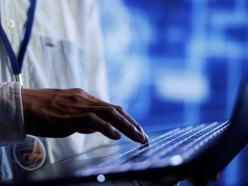 Médico utilizando notebook — trajetória do iMedicina