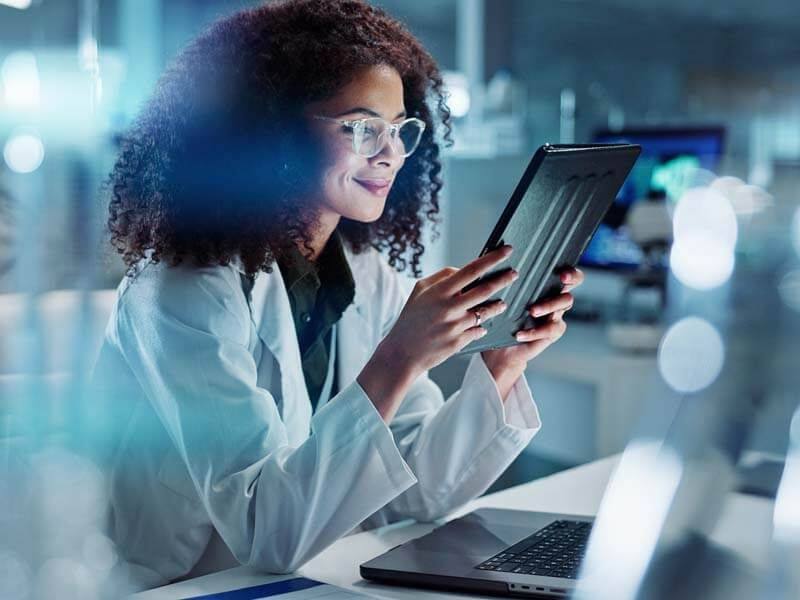 Profissional de saúde utilizando o iMedicina em tablet