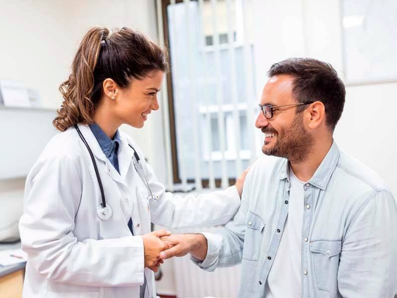 Médica utilizando tecnologia com inteligência artificial